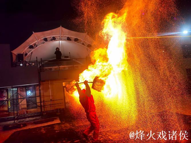 大学武术生雪地展演传统火鞭，冰火交融美震人心